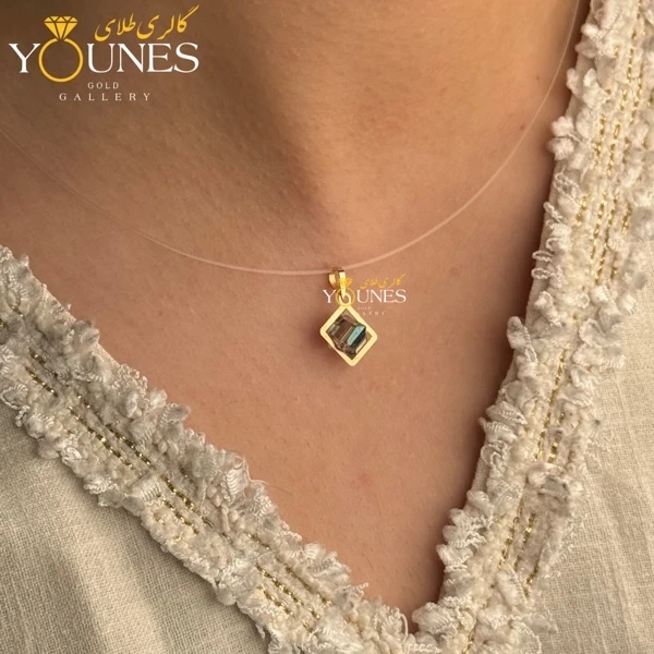 آویز طلا سواروسکی مربعی خاکستری هفت رنگ